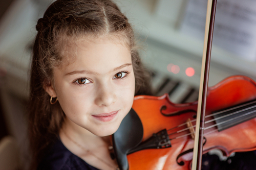 Home,lesson,for,a,girl,playing,the,violin.,the,idea