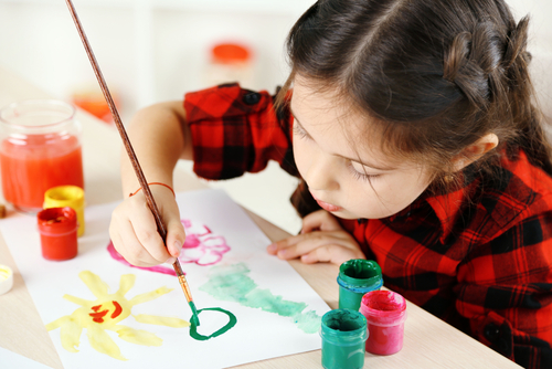 Cute,little,girl,painting,picture,on,home,interior,background