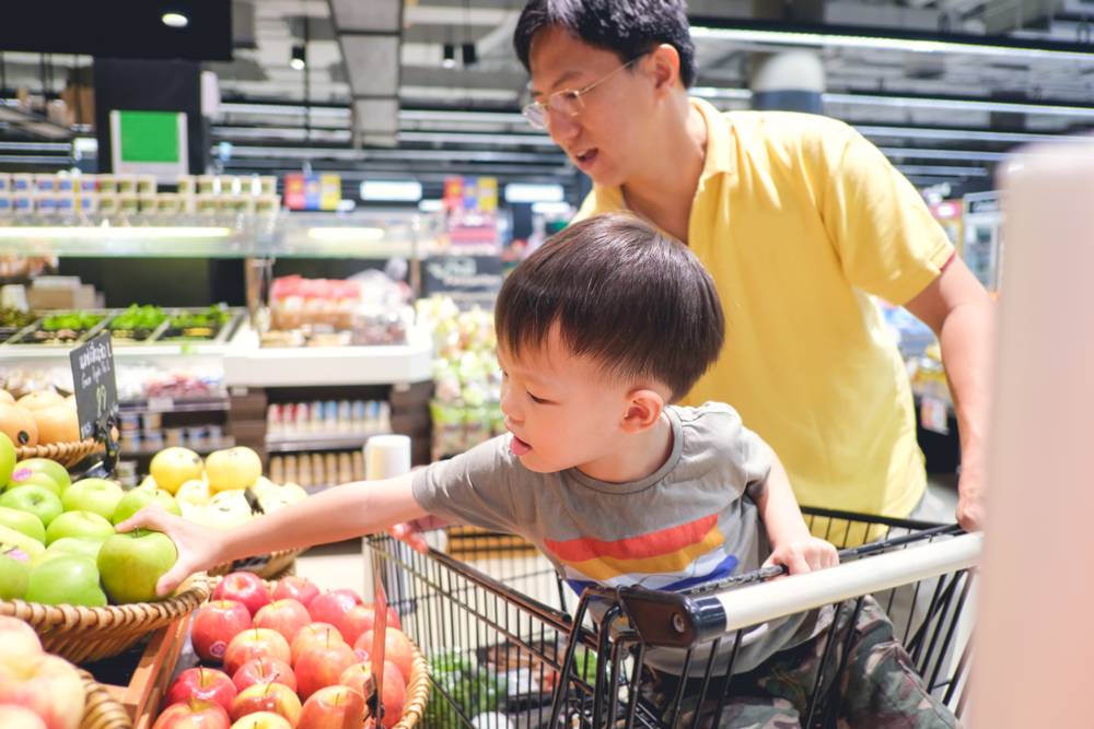 Asian,father,and,son,are,shopping,in,supermarket.,cute,little